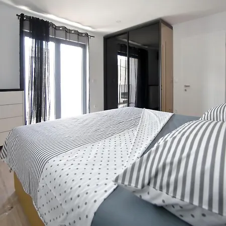Apartmani More * ביבינייה