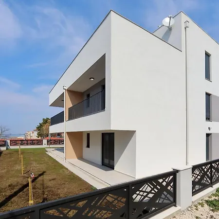 Apartmani More דירה ביבינייה