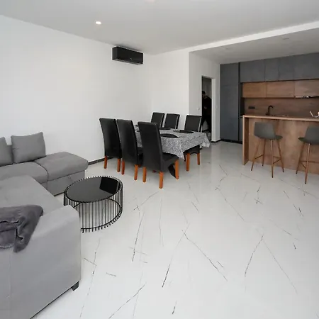 Apartmani More * ביבינייה